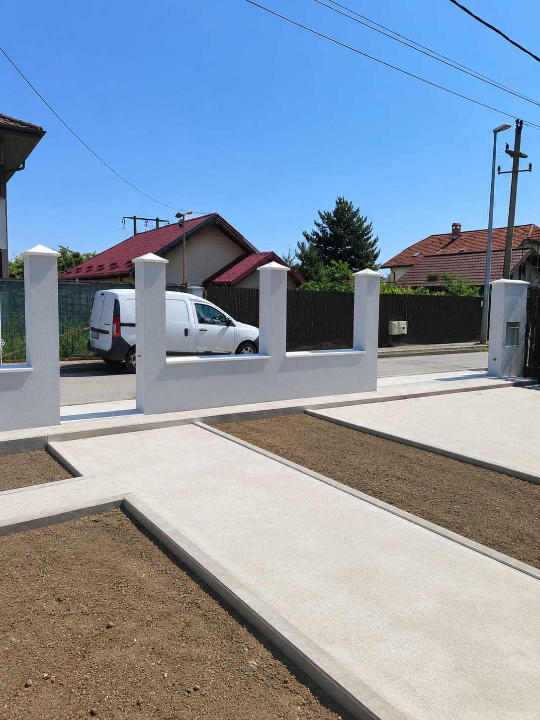 Curtea din față — alei betonate